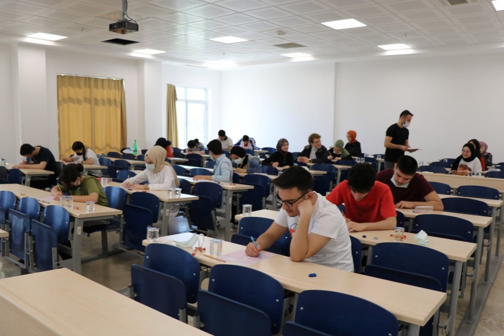 Denizli Vildan Koleji, TYT ve AYT sınavına girecek öğrencileri Pamukkale Üniversitesine götürüp orada gerçek deneme sınavlarına soktu. Deneme sınavlarına PAÜ'de giren öğrenciler gerçek sınava girmiş gibi oldu.