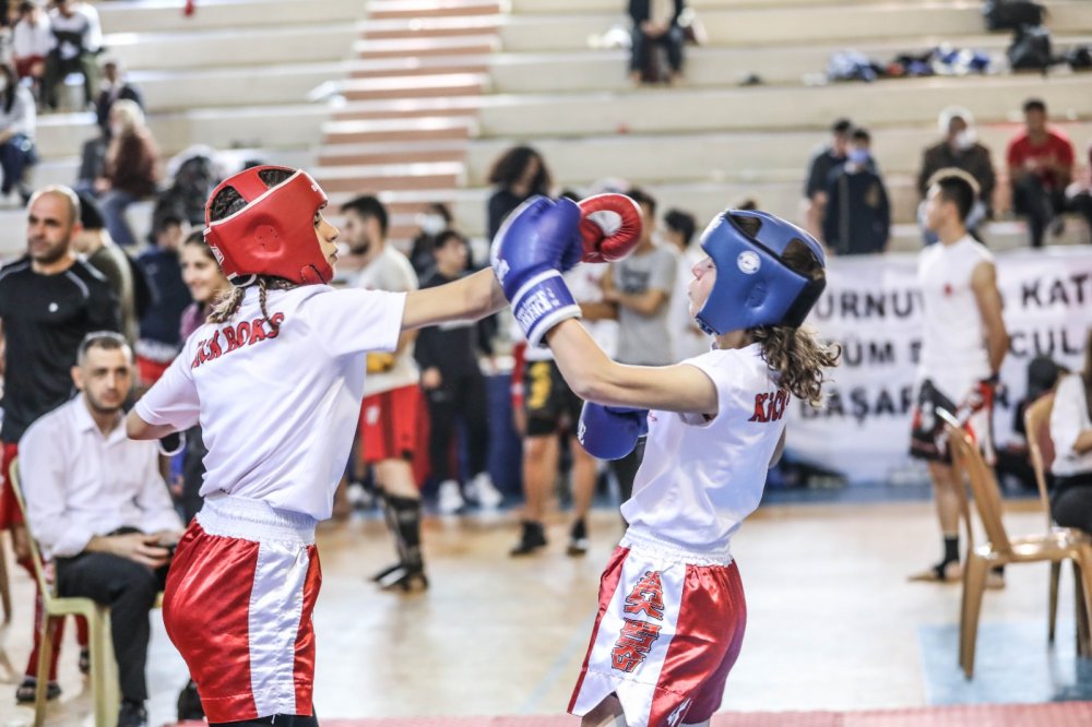 Pamukkale Belediyesi tarafından organize edilen 10. Pamukkale İllerarası Kick Boks Turnuvası sona erdi. 20 ilden 750 sporcunun katıldığı şampiyonada Denizli 15 altın, 3 gümüş ve 9 bronz madalya ile ilk sırada yer aldı. 