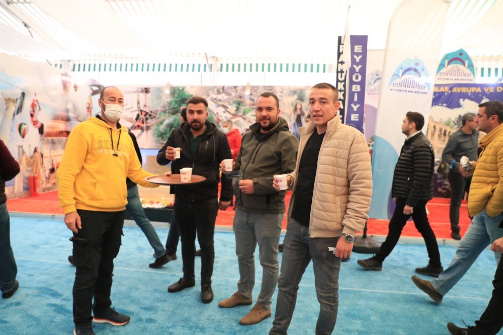 AK Parti Yerel Yönetimler Başkanlığı tarafından Başkent Ankara’da düzenlenen “Yerel Yönetimler Gençlik Festivali” tüm hızıyla devam ediyor. Pamukkale Belediyesi stantta tescili alınan “Denizli Kekiği” ikram ederken, katılımcılar bu lezzete tam not veriyor.