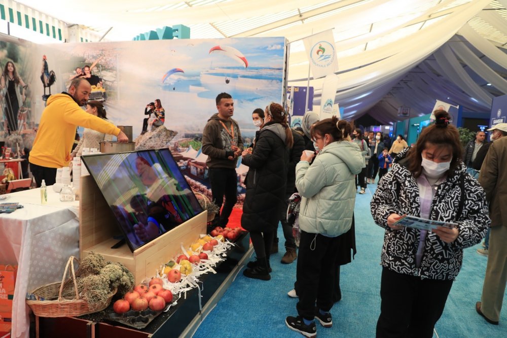 AK Parti Yerel Yönetimler Başkanlığı tarafından Başkent Ankara’da düzenlenen “Yerel Yönetimler Gençlik Festivali” tüm hızıyla devam ediyor. Pamukkale Belediyesi stantta tescili alınan “Denizli Kekiği” ikram ederken, katılımcılar bu lezzete tam not veriyor.