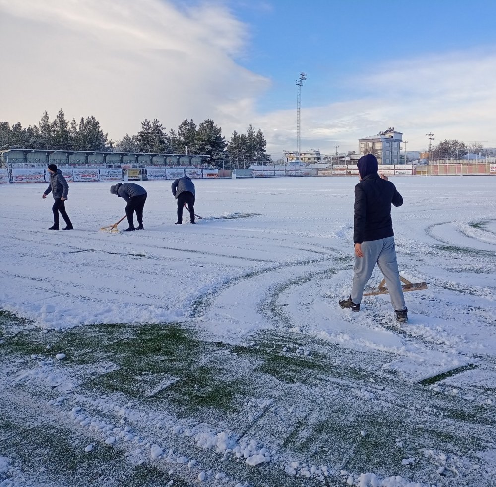 Kızılcabölükspor-Siirt İl Özel İdare maçı öncesi semt sahasında ki kar 10 santime ulaştı. Maç, Başkan Osman Duran ve sporseverlerin temizleme çalışmalarına yardımıyla oynandı.
