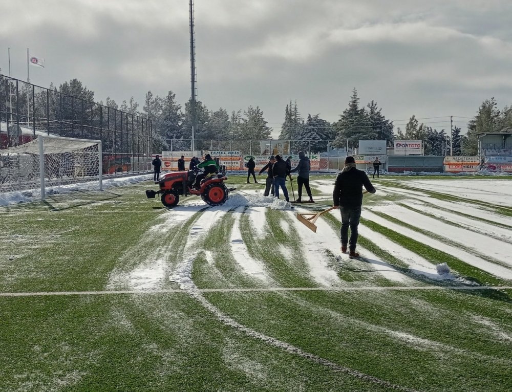Kızılcabölükspor-Siirt İl Özel İdare maçı öncesi semt sahasında ki kar 10 santime ulaştı. Maç, Başkan Osman Duran ve sporseverlerin temizleme çalışmalarına yardımıyla oynandı.
