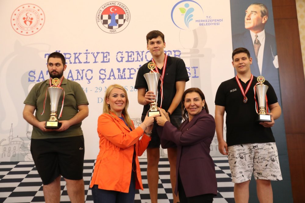 Merkezefendi Belediyesi’nin ev sahipliği yaptığı, Türkiye Satranç Federasyonu’nun organize ettiği ‘Türkiye Gençler Satranç Şampiyonası’ sona erdi. Dereceye giren sporculara ödülleri takdim edildi. Merkezefendi Belediye Başkanı Şeniz Doğan, “Merkezefendi’de satranç sporuna ilginin çok yüksek olduğunu görüyoruz. Yerel yönetimler olarak spora da sporcularımıza da destek olmalıyız. Dereceye giren sporcularımızı tebrik ediyorum” dedi. Şampiyonanın birincisi de Işık Alparslan oldu.