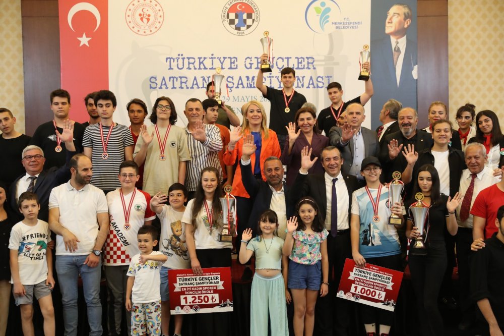 Merkezefendi Belediyesi’nin ev sahipliği yaptığı, Türkiye Satranç Federasyonu’nun organize ettiği ‘Türkiye Gençler Satranç Şampiyonası’ sona erdi. Dereceye giren sporculara ödülleri takdim edildi. Merkezefendi Belediye Başkanı Şeniz Doğan, “Merkezefendi’de satranç sporuna ilginin çok yüksek olduğunu görüyoruz. Yerel yönetimler olarak spora da sporcularımıza da destek olmalıyız. Dereceye giren sporcularımızı tebrik ediyorum” dedi. Şampiyonanın birincisi de Işık Alparslan oldu.