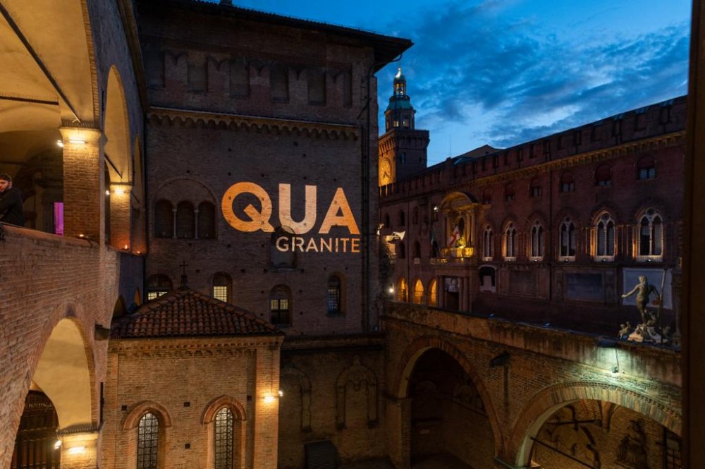Türkiye’nin en büyük teknik granit üreticisi QUA Granite, seramik sektörünün nabzının attığı Cersaie Fuarı’nda çok özel bir geceye ev sahipliği yaptı. İtalya’nın Bologna kentinde, Palazzo Re Enzo Sarayı’nın tarihi atmosferinde gerçekleşen davette, Dior dansçıları özel gösterileri ile davetlileri büyüledi.