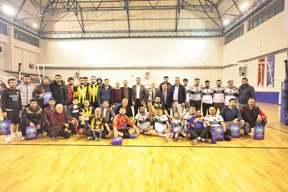 Çivril Belediyesi ve Çivril Gençlik ve Spor İlçe Müdürlüğü koordinesinde düzenlenen Geleneksel Mahalleler Arası Voleybol Turnuvası sone erdi. Nefes kesen final müsabakasını 3- 2 kazanan Kızılcasöğüt Mahallesi şampiyon oldu.