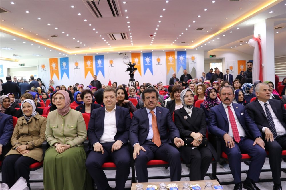 Ekonomi Bakanı Nihat Zeybekci, “AK Parti'yle Türkiye'de kadınların iş gücüne katılım oranı yüzde 17-18'lerden yüzde 34'lere geldi. 15 yılda iki kat arttı ama daha gideceğimiz yüzde 34'lerden 65-70'lere kadar tam iki kat daha boşluk var. Kadınlarımızla yola çıktık, onlarla devam edeceğiz ve bu destanı yeniden yazacağız” diye ifade etti.