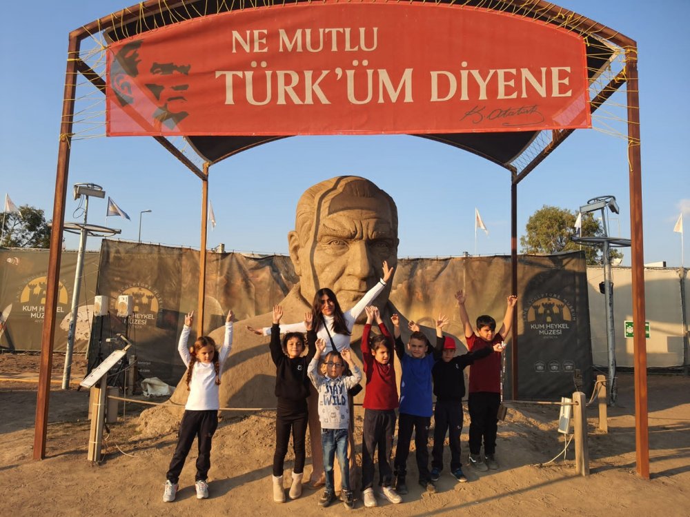 Denizli Çözüm Koleji, ilkokul ve ortaokul öğrencileri için Antalya’ya gezi düzenledi. Gönüllerince eğlenen ve birçok yer keşfeden öğrenciler unutulmaz bir gün yaşadı.