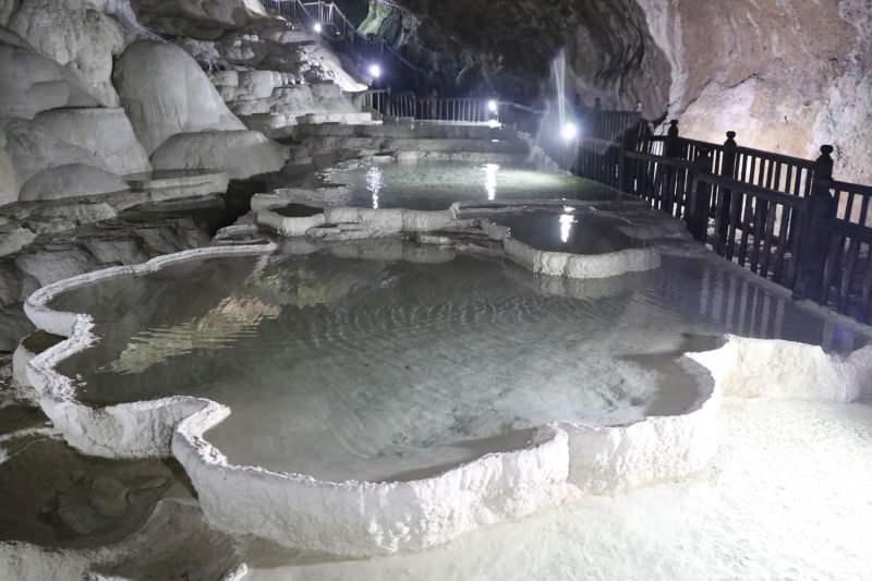 Honaz Belediyesi tarafından Kaklık Mağarası’nda gerçekleştirilecek bakım, onarım ve tadilat çalışmaları nedeniyle, mağara 4 Ocak 2022 tarihinden itibaren 1 ay süre ile ziyarete kapatıldı.