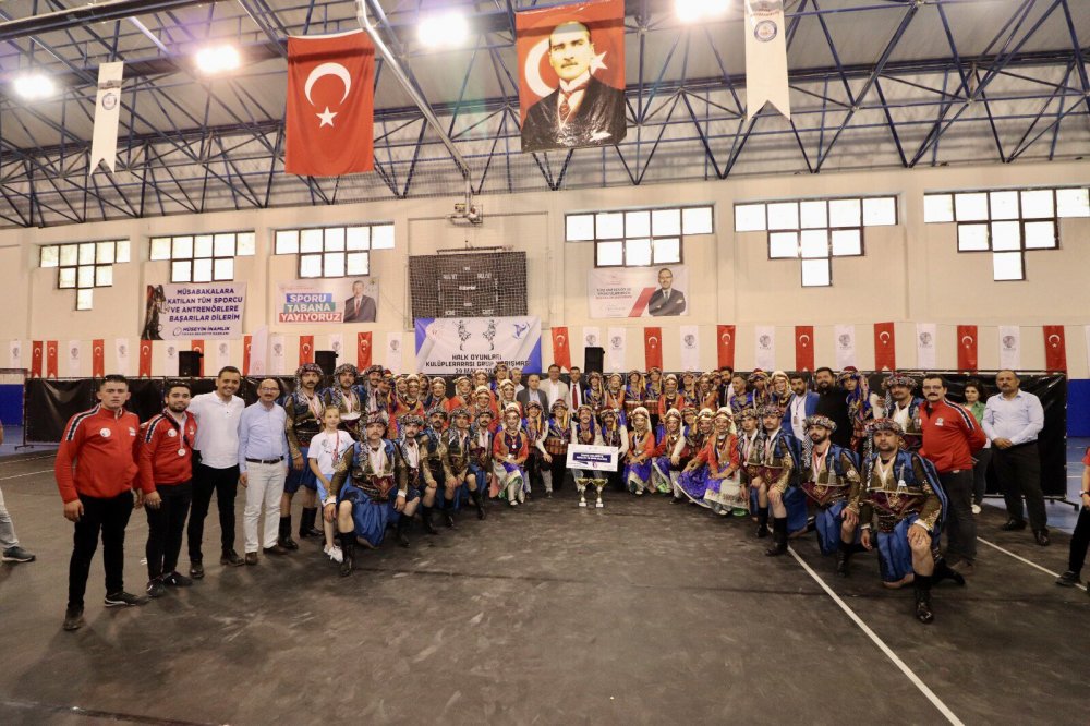 Türkiye Halk Oyunları Federasyonu ile Tavas Belediyesi’nin ortaklaşa düzenlediği programda Tavas Belediyesi’nin ev sahipliğinde gerçekleşen bölge yarışması renkli anlara sahne oldu.