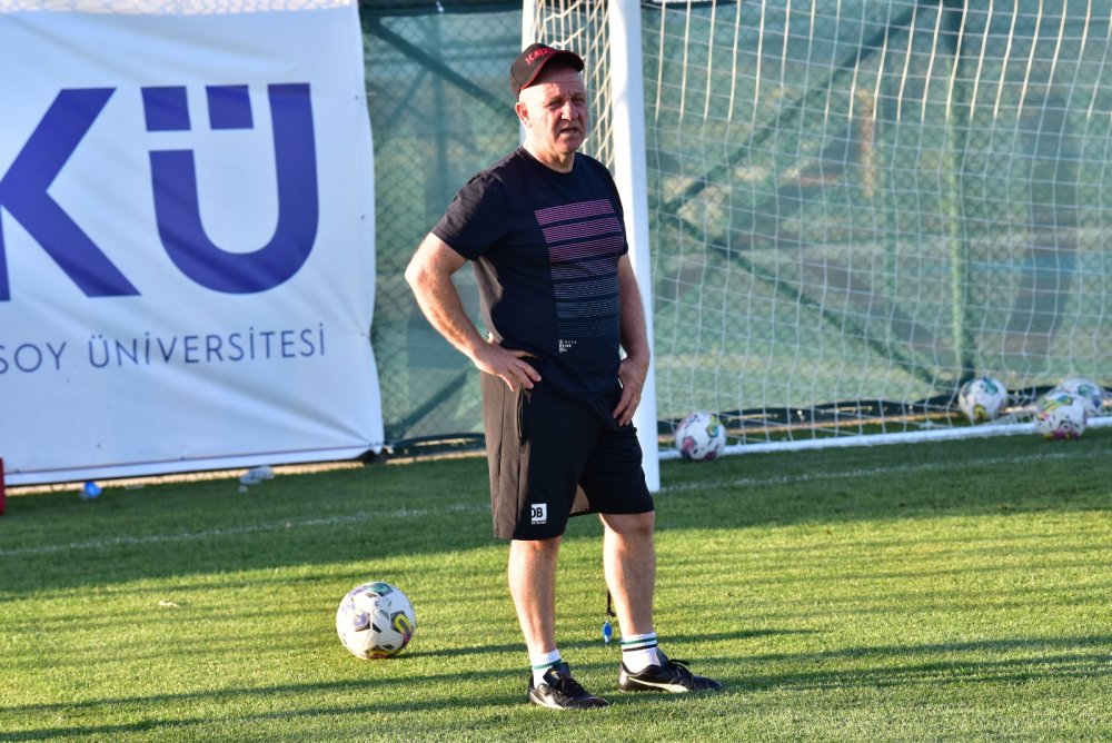Denizlispor Teknik Direktörü Mesut Bakkal, Burdur'da çok iyi bir çalışma ortamı bulduklarını belirterek, "10 günlük kamp ve oynayacağımız hazırlık maçları, ligdeki ilk maç öncesi son durumumuzu görmemize imkân sağlayacak" dedi.