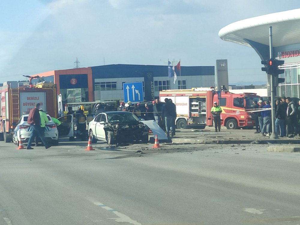 Denizli-İzmir Karayolu üzerinde meydana gelen trafik kazasında 1 kişi hayatını kaybederken, 2 kişi de yaralandı.