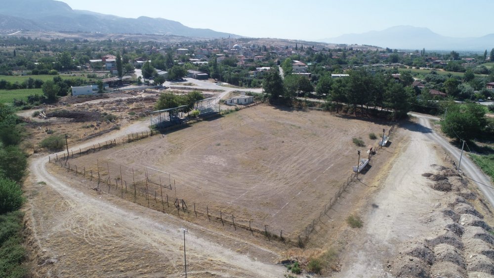 Pamukkale Belediyesi, ilçeye 2 nizami futbol sahası kazandıracak projeleri hayata geçirmeye hazırlanıyor. Akköy’de yeni futbol sahası ve Akvadi’de de mevcut futbol sahasının tadilat sözleşmeleri imzalandı. Pamukkale Belediye Başkanı Avni Örki, “Pamukkale’yi spor kenti yapmak için çalışmalarımız devam ediyor. Akköy ve Akvadi’deki sahaların toplam maliyeti 5.500.000 TL’den fazla olacak” dedi.