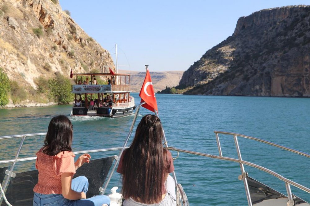 Denizli Valisi Ali Fuat Atik ‘in destekleriyle hayata geçirilen 'Siyah Güller Şehri Halfeti'yi Geziyorum Projesinde Çameli Kaymakamı Kübra Eroğlu önderliğinde Çameli Belediyesi’nin desteklediği doğa ve turizm gezisi düzenlendi.