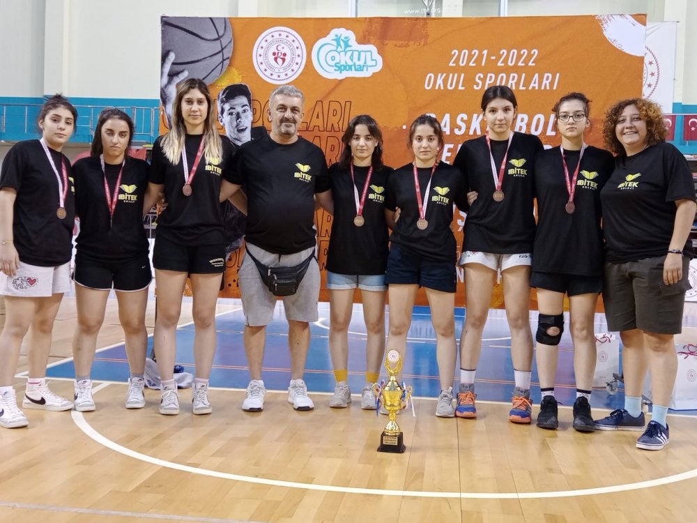 Denizli Teknokent Koleji Bitek Kampüsü Basketbol Genç Kızlar Takımı, Şanlıurfa’da düzenlenen Basketbol Gençler B Kızlar Türkiye Birinciliği müsabakalarında Türkiye 3’üncüsü olarak büyük bir başarı elde etti.