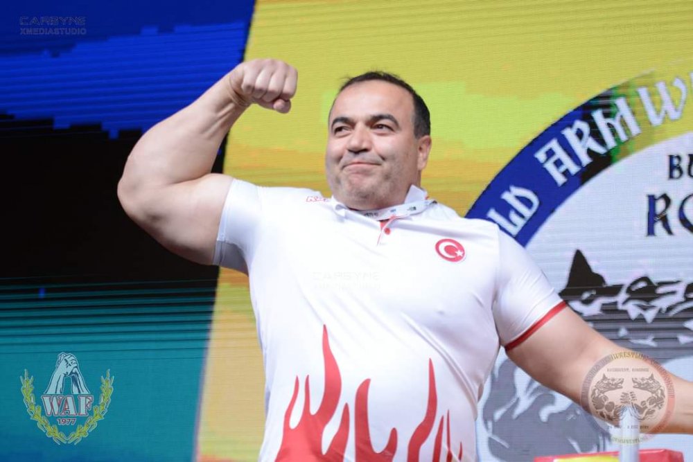 Bilek güreşinde iki dünya şampiyonluğu bulunan milli sporcu Ahmet Yenerer, Romanya’daki şampiyonada bu kez sol el Dünya Şampiyonu oldu. 50 yaşındaki sporcu seremonide Milli Marşı çaldırırken, Türkiye takım halinde üçüncülük elde etti. 