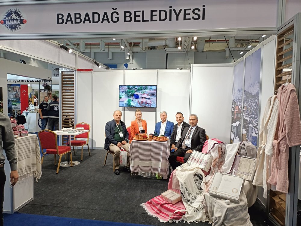 CHP’li Belediyeler Tarımsal Kalkınma Zirvesi’ne katılan Babadağ Belediyesi yoğun ilgili gördü. Türkiye’nin dört bir tarafından belediyelerin katıldığı etkinlikte çeşitli işbirliği görüşmeleri yapılırken, Babadağ’ın tanıtımı da yapıldı. 
