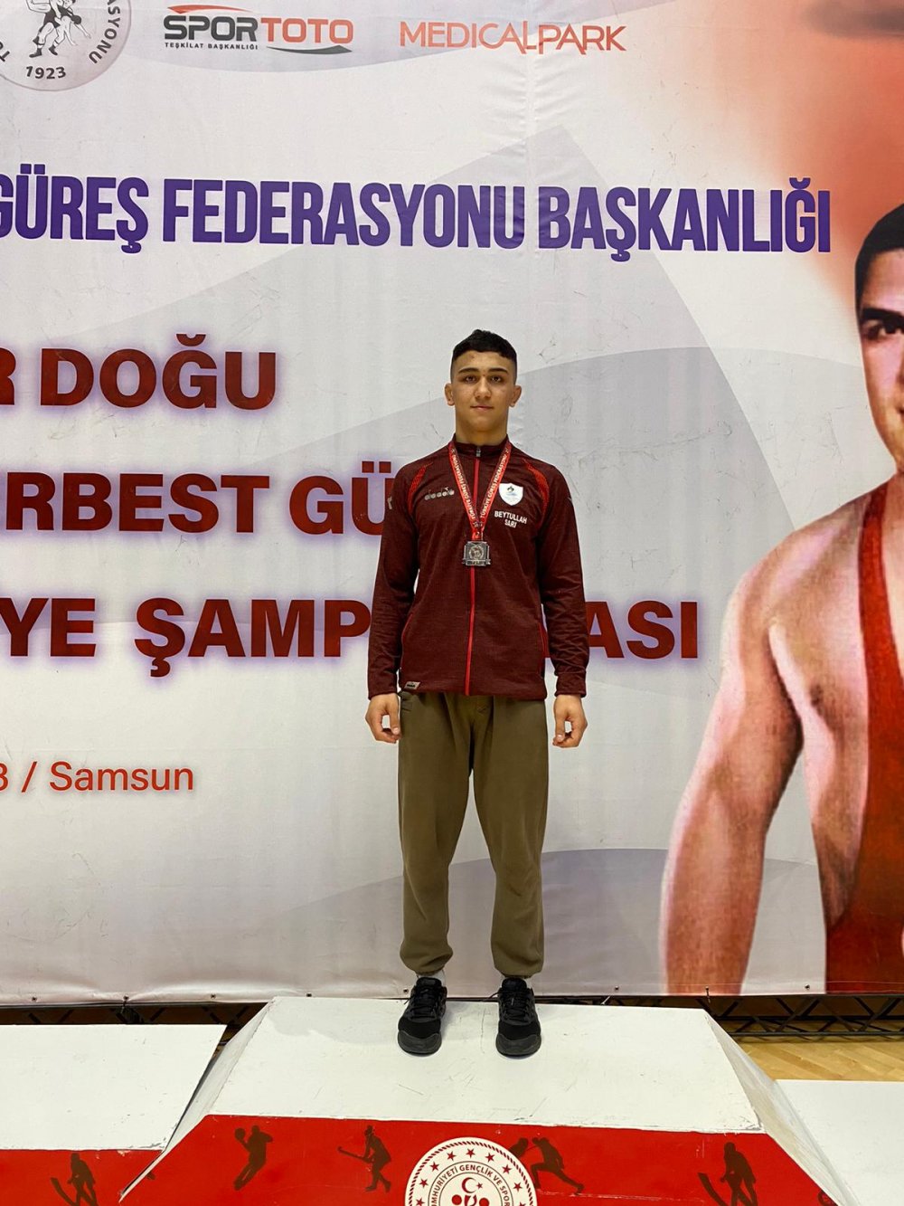 Pamukkale Belediyespor Kulübünün başarılı sporcusu Beytullah Sarı, kendisinden 2 yaş büyüklerle mücadele ettiği Yaşar Doğu U 17 Serbest Güreş Türkiye Şampiyonası’nda ikinci olarak milli takıma seçilme hakkı kazandı.