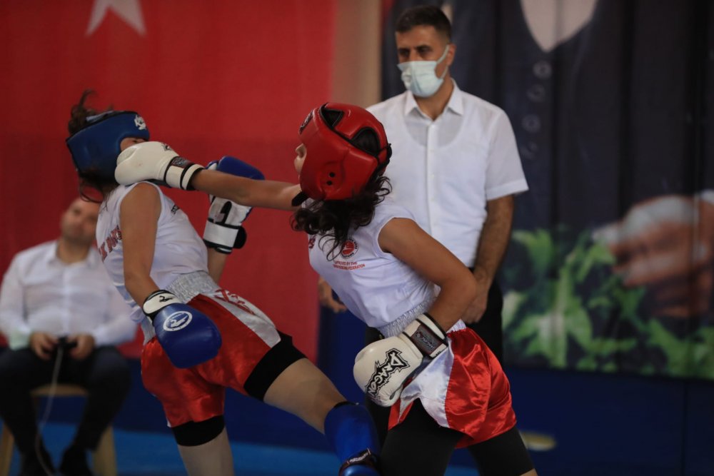 Pamukkale Belediyesi bir önemli organizasyona daha ev sahipliği yapıyor. 10. İllerarası Pamukkale Kick Boks Turnuvası 20 ilden yaklaşık 750 sporcunun katılımı ile başladı. Heyecan Atatürk Ortaokulu Spor Salonu’nda Cumartesi ve Pazar günü yaşanacak.