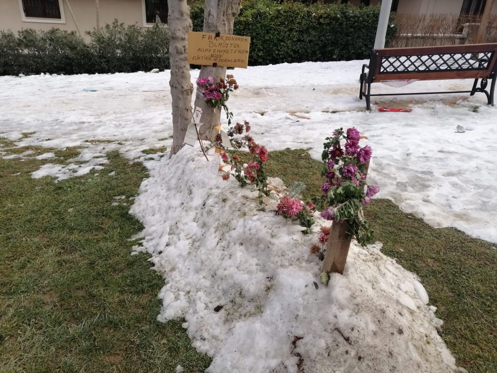 Denizli’de vatandaşlar kar yağışının ardından yaşadıkları ekonomik sıkıntıları dile getirmek için kardan mezar yaptı. Son dönemde gelen zamlara tepki gösteren vatandaşlar, kardan mezarın üzerine çiçekle birlikte doğalgaz ve elektrik faturaları bıraktı.