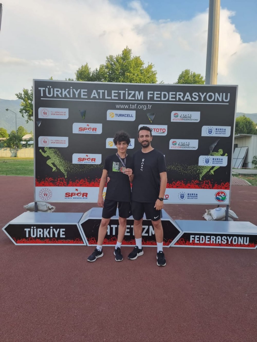 Geçtiğimiz ay Kayseri’de 60 metre Türkiye 2.si olan Denizlili küçük atlet Eren Özdemir, bu kez TAF Turkcell Türkiye U16 Şampiyonası’nda madalyaya uzandı. Özdemir, 100 metrede Türkiye 2.si oldu.