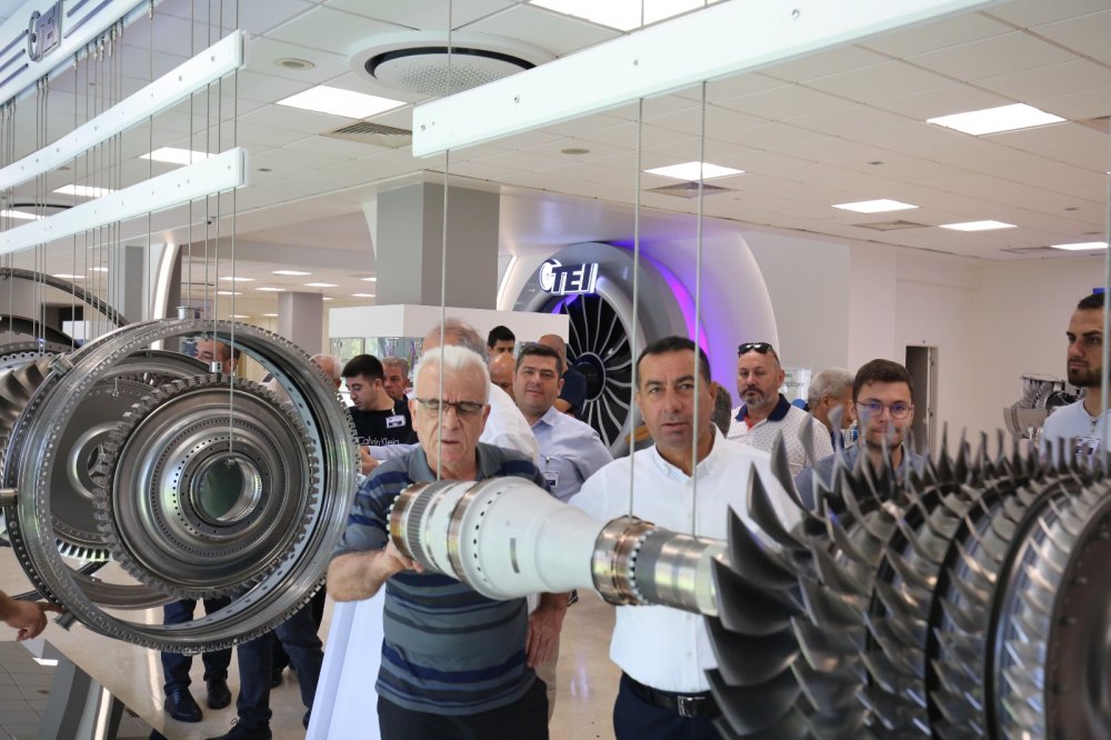 Denizli Makine Sanayici İş İnsanları Derneği (MAKSİAD) bir dizi fabrika ziyareti için Eskişehir’e gezi teknik bir gezi düzenledi. Gezinin en önemli duraklarından biri Tusaş Motor Sanayi A.Ş. (TEI) oldu.