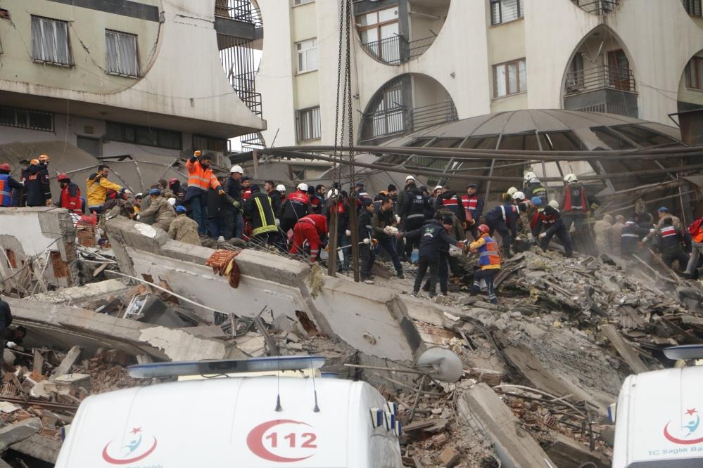 Son dakika! Kahramanmaraş'ta meydana gelen 7.7 ve 7.6'lık depremlerde hayatını kaybedenlerin sayısı 1121'e yükseldi. Depremlerde 7 bin 634 kişi yaralandı, 2 bin 834 bina yıkıldı.