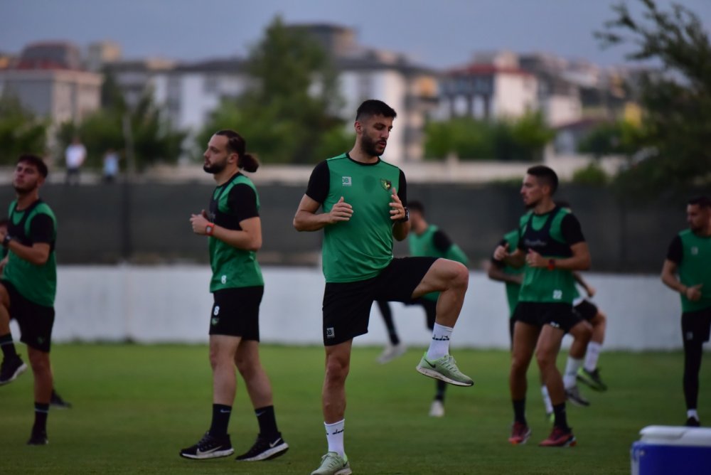 Çaykur Rizespor maçı hazırlıklarına başlayan Denizlispor'da, teknik direktör Mesut Bakkal oyuncularından Eyüpspor maçını unutmalarını istedi.
