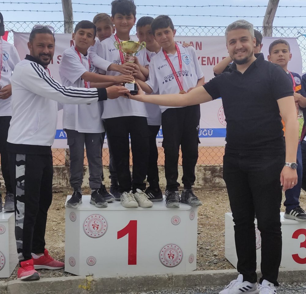Pamukkale Belediyespor Bocce takımında yer alan sporcular Aydın’da yapılan Okul Sporları Küçükler Bocce Türkiye Şampiyonası’ndan derecelerle döndü. Mollaahmetler Ortaokulu ile Tevfik Fikret Kaya Ortaokulu takımları ilk 2 sırayı almayı başardı.