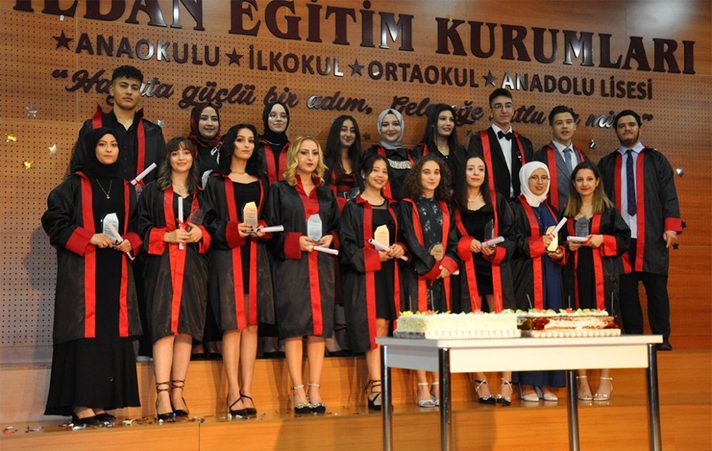 Okul sezonunun kapanması ve YKS sonrası rahatlayan öğrenciler mezuniyetlerini kutlamaya başladı. Denizli Vildan Anadolu Lisesi 4. mezunlarını verdi.