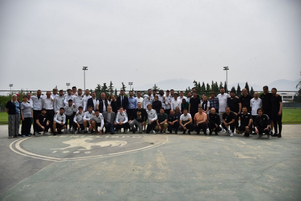Denizlispor’da Kulüp Başkanı Mehmet Uz, yönetim kurulu üyeleri, teknik heyet, futbolcu ve kulüp çalışanlarıyla bayramlaştı.