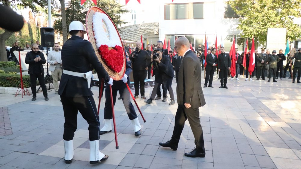  Türkiye Cumhuriyeti'nin kurucusu Gazi Mustafa Kemal Atatürk, ebediyete irtihalinin 84. yıldönümü dolayısıyla tüm yurt genelinde olduğu gibi Denizli'de de törenlerle anıldı. Saatler 09.05’i gösterdiğinde, Denizli’de hayat adeta durdu.
