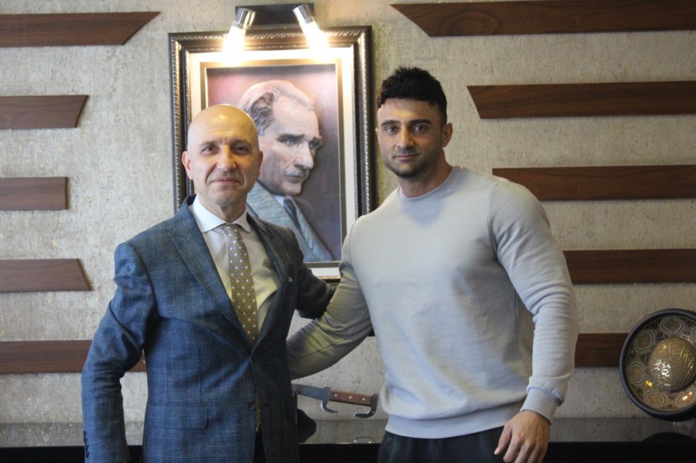 İspanya'da düzenlenecek Vücut Geliştirme ve Fitness Dünya Şampiyonası’na katılacak olan Fatih Aslan, şampiyona öncesi Sarayköy Belediye Başkanı Ahmet Necati Özbaş’ı makamında ziyaret etti.