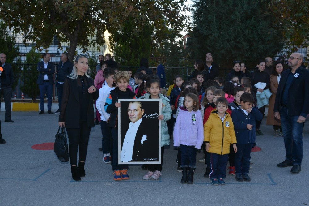 Doğan Demircioğlu Emsan İlkokulu’nda Ulu Önder Gazi Mustafa Kemal Atatürk’ün ebediyete irtihalinin 84. Yıldönümü nedeniyle anma etkinlikleri düzenlendi.