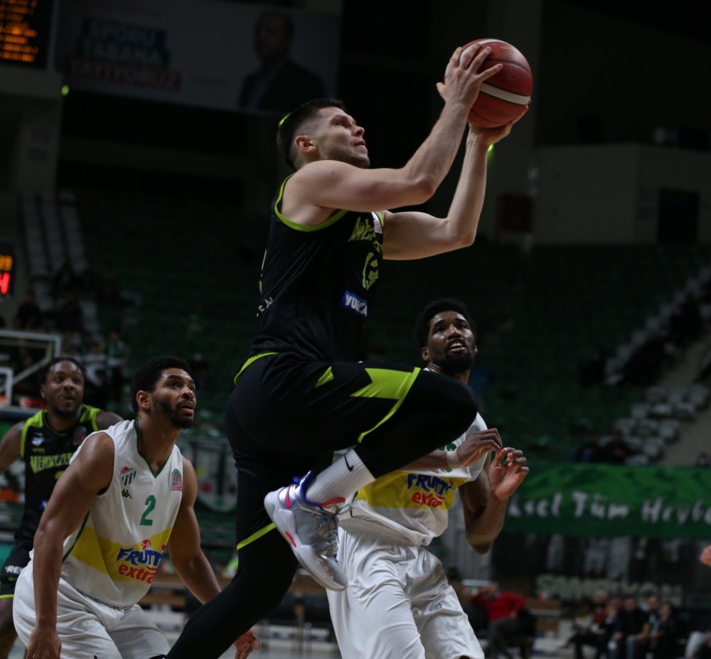 Toplam 8 koronavirüs vakası nedeniyle 2 maçı ertelenen Yukatel Merkezefendi Belediyesi Denizli Basket, 21 gün sonra çıktığı ilk maçta Frutti Extra Bursaspor'a 90-67 yenildi.