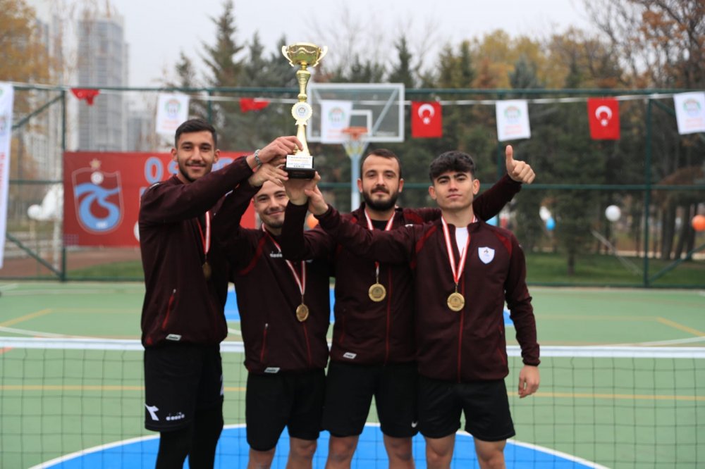 Başkent Ankara’da yapılan “Yerel Yönetimler Gençlik Festivali” kapsamında düzenlenen Ayak Tenisi Turnuvası’na Pamukkale Belediyesi damga vurdu. Mavi-beyazlı takım rakiplerini geride bırakarak şampiyonluğa ulaştı.