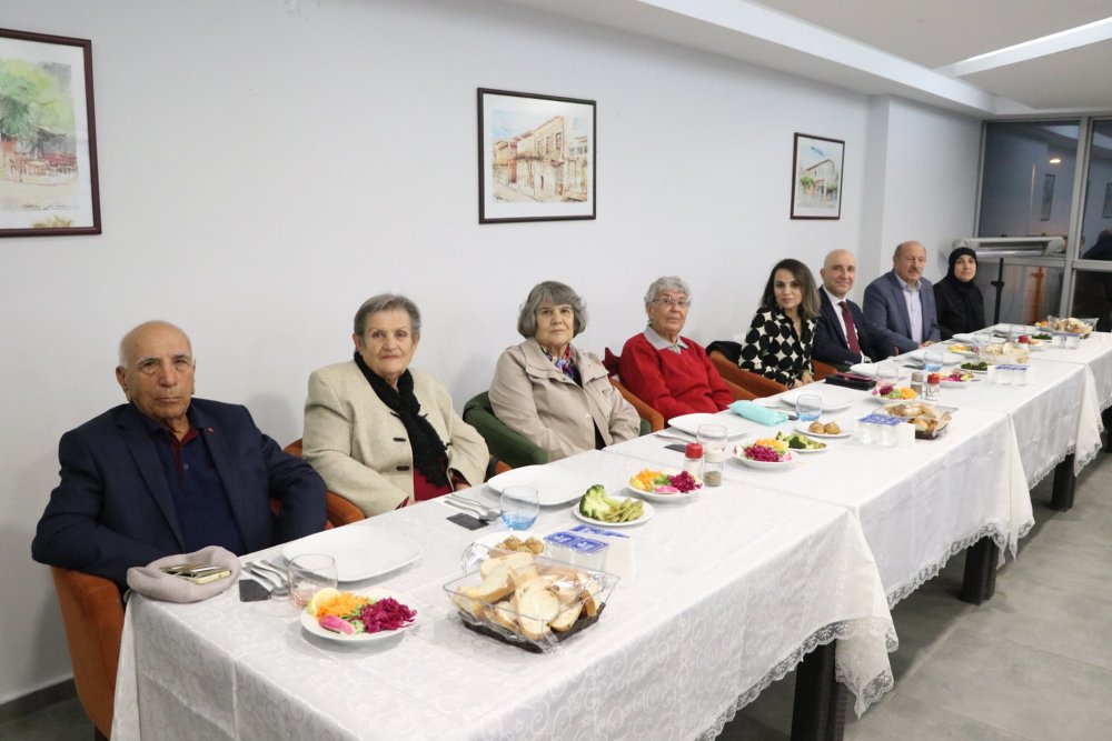 Sarayköy Belediyesi’nden ilçede eğitim veren, emekli olan öğretmenlere ve tüm eğitim çalışanlarına başöğretmen Gazi Mustafa Kemal Atatürk’ün fotoğrafı ve öğrencilerin yetiştirdiği çiçekler hediye edildi.