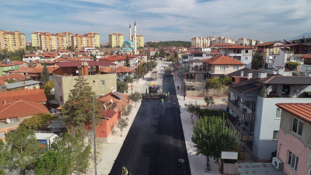 Pamukkale Belediyesi altyapısı tamamlanan mahalleleri güzelleştirmeye devam ediyor. Aktepe mahallesinde devam eden üstyapı çalışmaları hızla ilerlerken Pamukkale Belediye Başkanı Avni Örki, çalışmaları yerinde inceledi.