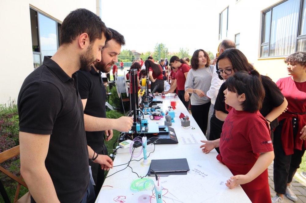 Denizli Çözüm Koleji, 19 Mayıs Atatürk’ü Anma, Gençlik ve Spor Bayramı kapsamında Bilim Fuarı etkinliği gerçekleştirdi.  Katılımın yoğun olduğu şenlikte,  öğrencilerin robotik kodlama dersinde yaptıkları robotlar sergilendi, 3 boyutlu teknolojiyi içeren stant büyük beğeni topladı.