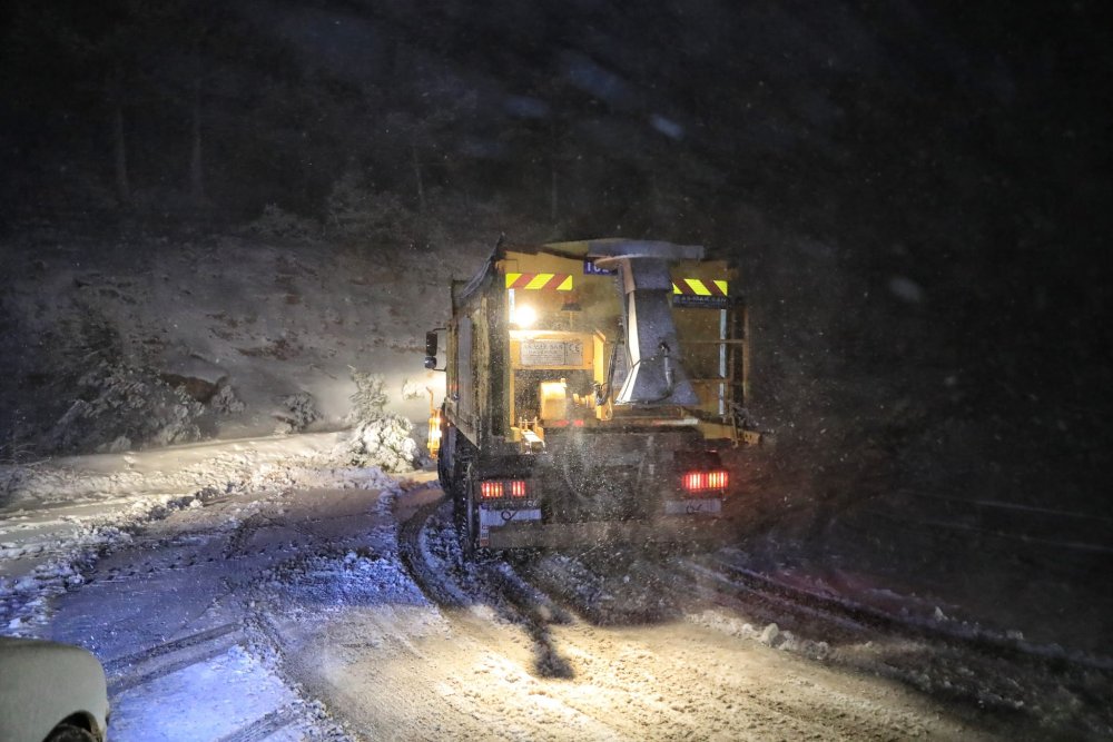 Ülkemizde ve ilimizde etkili olan kar yağışı Pamukkale’nin yüksek kesimlerinde de kendini gösterdi. Pamukkale Belediyesi ekipleri yolların açık kalması ve ulaşımın aksamaması için gece boyunca yoğun bir mücadele verdi.