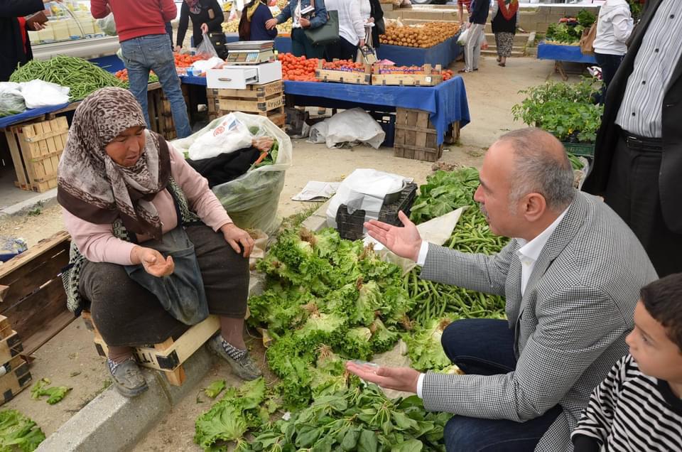 Ramazan Bayramı öncesi semt pazarlarına giden ve vatandaşların dertlerini dinleyen CHP’li Sedat Demirci, “Alım gücünün düştüğü şu günlerde tüm ürünler ateş pahası. İnsanlar bırakın bayramlık almayı, evine meyve sebze alamıyor