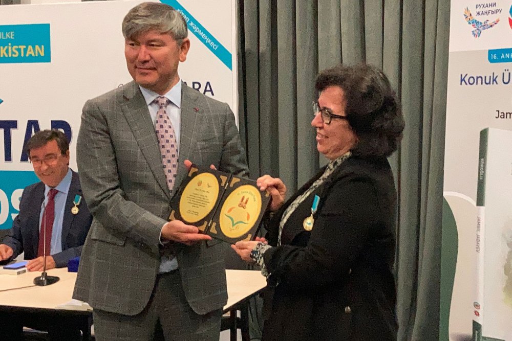 Prof. Dr. Nergis Biray, gerçekleştirdiği bilimsel çalışmalarla Kazak dili ve edebiyatına yaptığı katkılardan dolayı Kazakistan’ın Kurucu Cumhurbaşkanı Nursultan Nazarbayev tarafından imzalanan Kazakistan Halk Asamblesi Şeref Madalyası ile ödüllendirildi. 