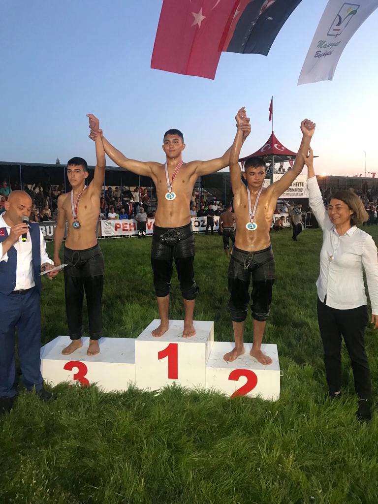 Pamukkale Belediyesporlu sporcular hafta sonunda 5 farklı branşta şampiyonalarda boy gösterdi. Görme Engelli Atletizm, Dart, Kıck Boks, Bocce ve yağlı pehlivan güreşlerinde mücadele eden sporcular 34 madalya ve 8 kupa almayı bildi.