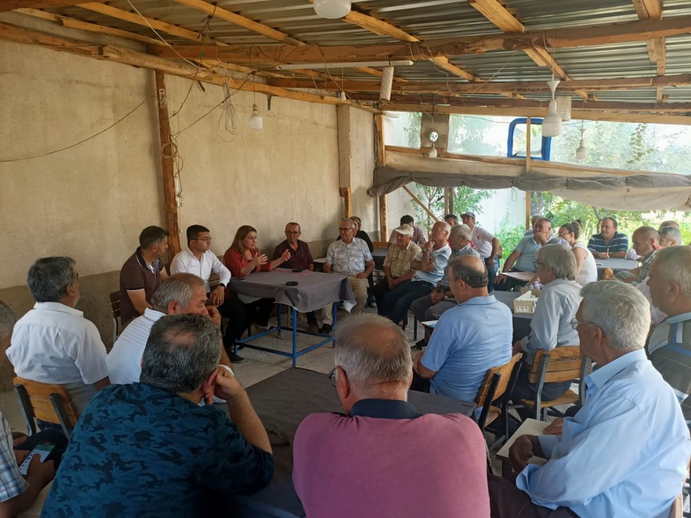 CHP Genel Başkan Yardımcısı Denizli Milletvekili Gülizar Biçer Karaca’nın son durağı Çal oldu. Bölgenin geçim kaynağı olan üzüm üreticilerinin yaşadığı sorunları dinleyen Karaca, yaşanan su sorununa dair de eleştiriler getirdi.