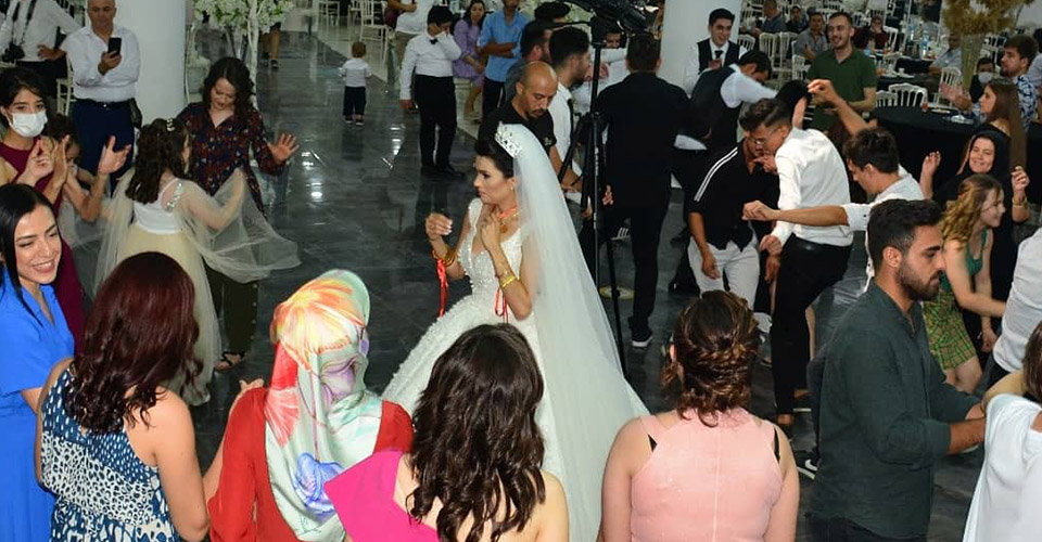 Denizli’nin tanınmış düğün salonlarından Altuğ Düğün Salonu, Türkiye’de bir ilki gerçekleştirerek Sağlıklı ve Güvenli İşyeri Sertifikası aldı.