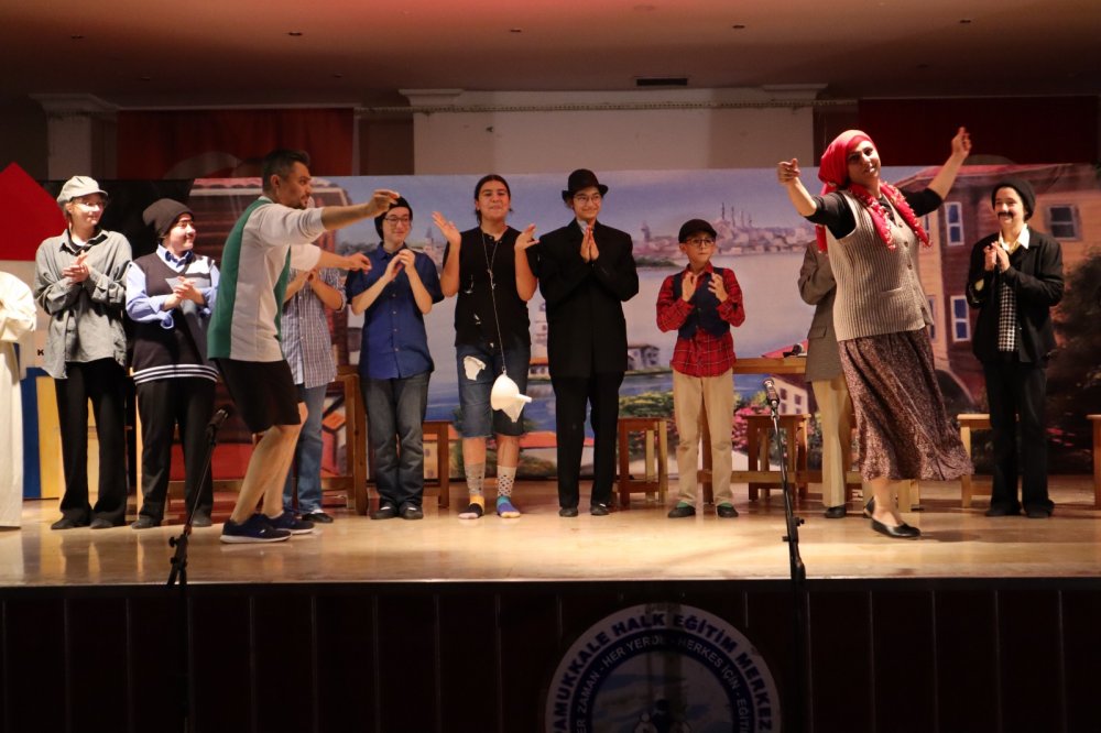 Denizli Çözüm Koleji Ortaokul Tiyatro Kulübü’nün oynadığı ‘Komşu Köyün Delisi’ isimli tiyatro eseri, oyunu tam not oldu.
