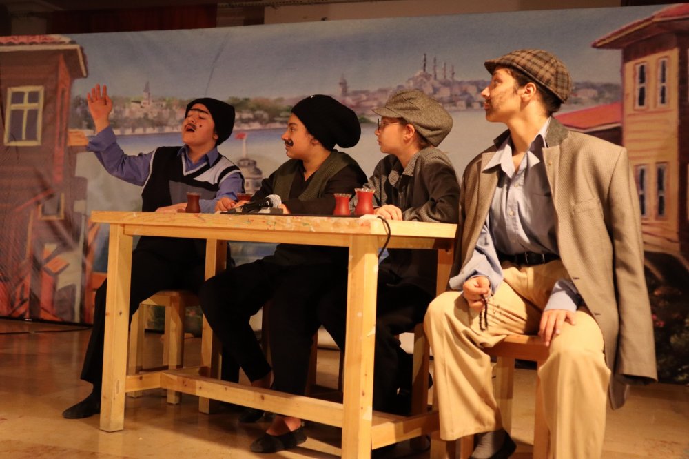 Denizli Çözüm Koleji Ortaokul Tiyatro Kulübü’nün oynadığı ‘Komşu Köyün Delisi’ isimli tiyatro eseri, oyunu tam not oldu.