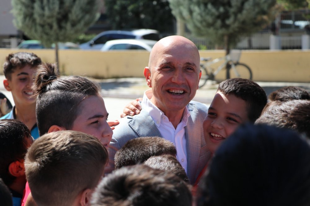 Yeni eğitim öğretim yılının başlamasıyla birlikte ilçedeki tüm okulları ziyaret eden Sarayköy Belediye Başkanı Ahmet Necati Özbaş, öğretmen ve öğrencilerle bir araya gelerek isteklerini dinledi. Başkan Özbaş, okul ziyaretlerinde öğrenciler tarafından coşkuyla karşılandı.