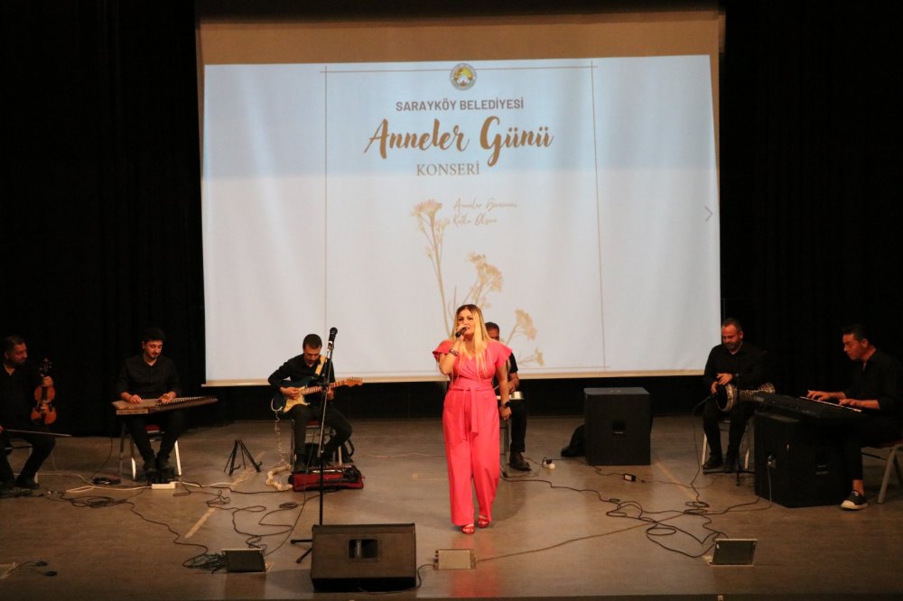 Sarayköy Belediyesi tarafından Anneler Günü konseri düzenlendi. Yoğun ilginin gösterildiği konserde anneler ve anne adayları doyasıya eğlendi.