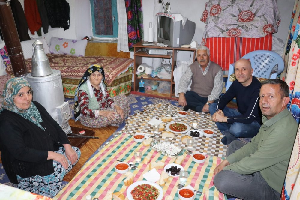 Sarayköy Belediye Başkanı Ahmet Necati Özbaş, Attuoda Antik Kenti'nde yaşayan en yaşlı kadın olan Gülizar Gülbey'in iftar sofrasına misafir oldu.